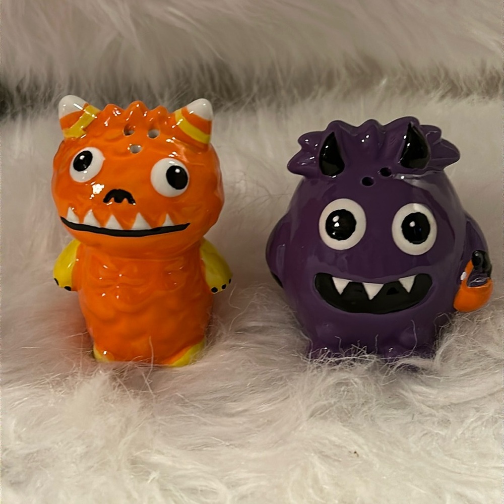 NEW HALLOWEEN SALT & PEPPER SHAKERS